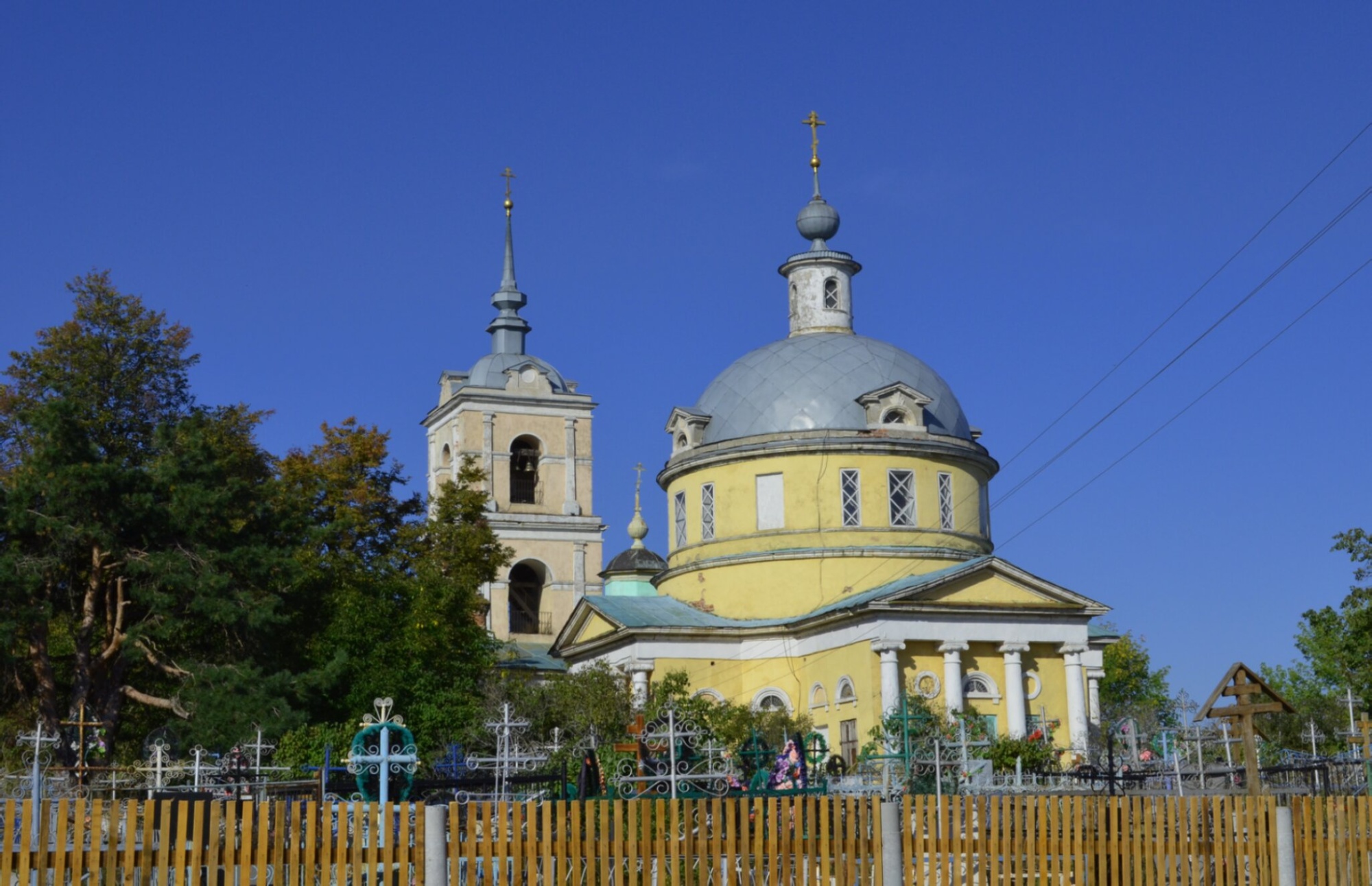 Храм Трёх Святителей в Белоомуте