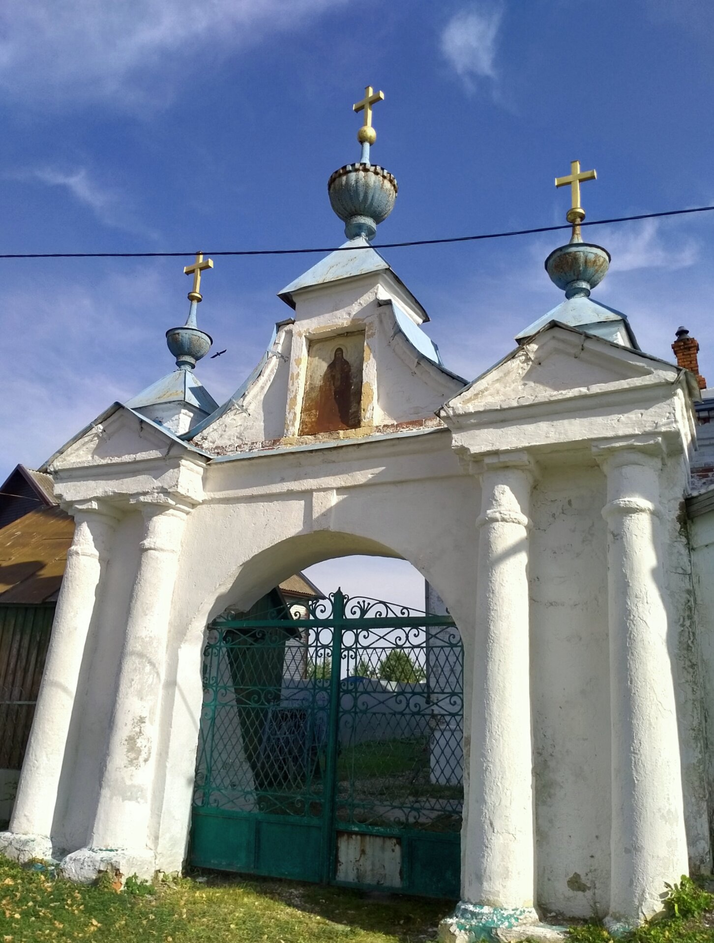 Святые ворота с надвратной колокольней Церкви Рождества Богородицы в Глебовском