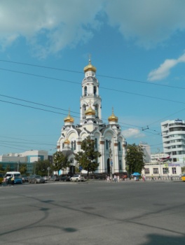 Храм Большой Златоуст и памятник воинам-уральцам в Екатеринбурге