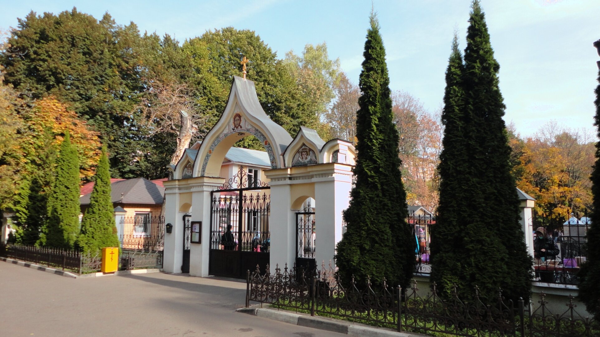 Главный вход в храм преподобных Зосимы и Савватия Соловецких в Гольянове