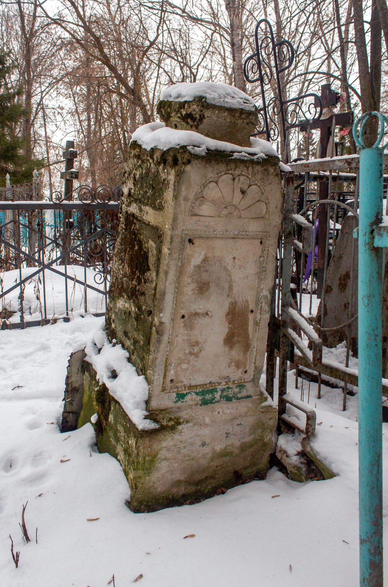 Старинный надгробный памятник на кладбище Троицкой церкви в Большом Мурашкино