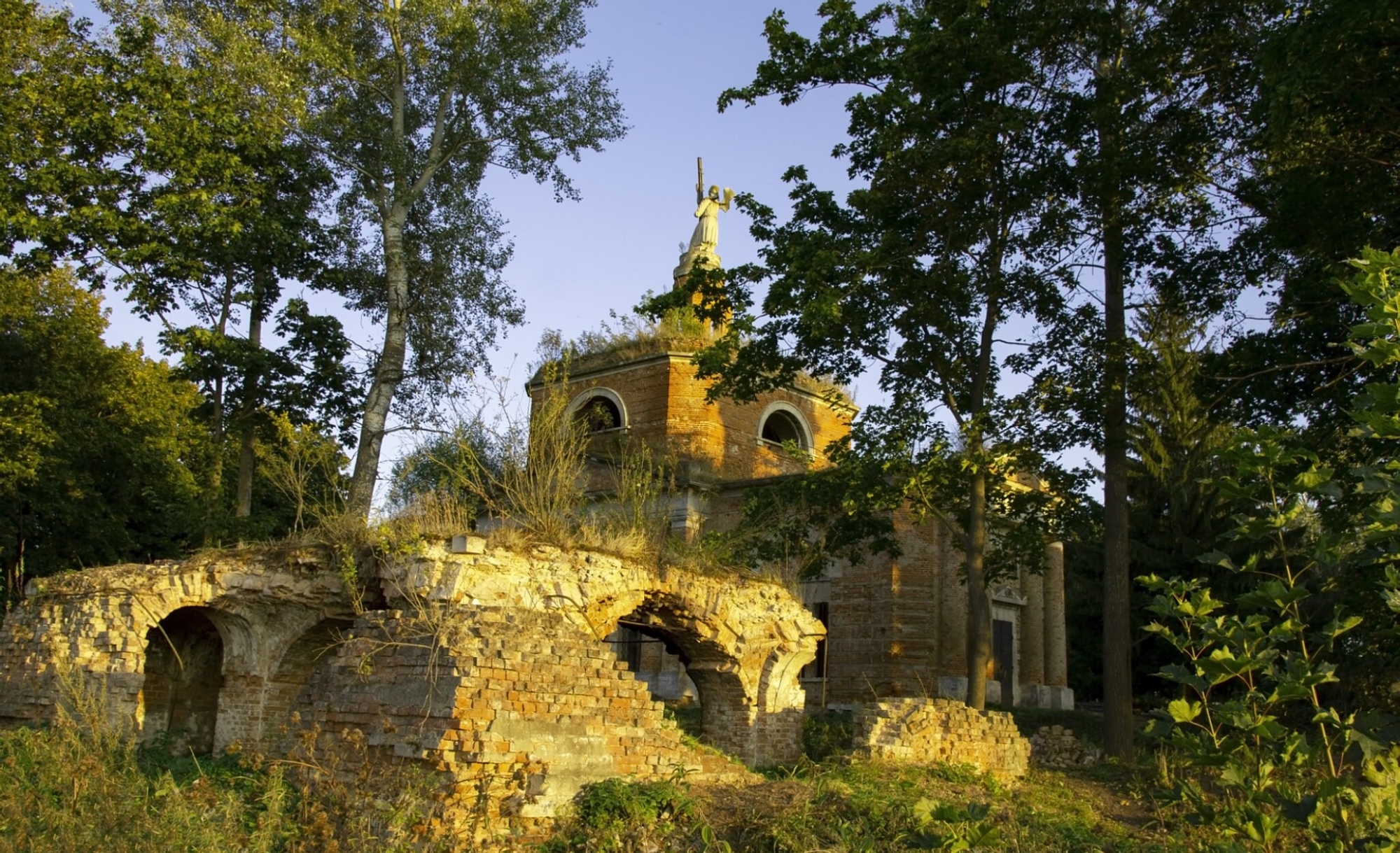 Церковь Нерукотворного Образа Спасителя в селе Аксиньино: история в руинах