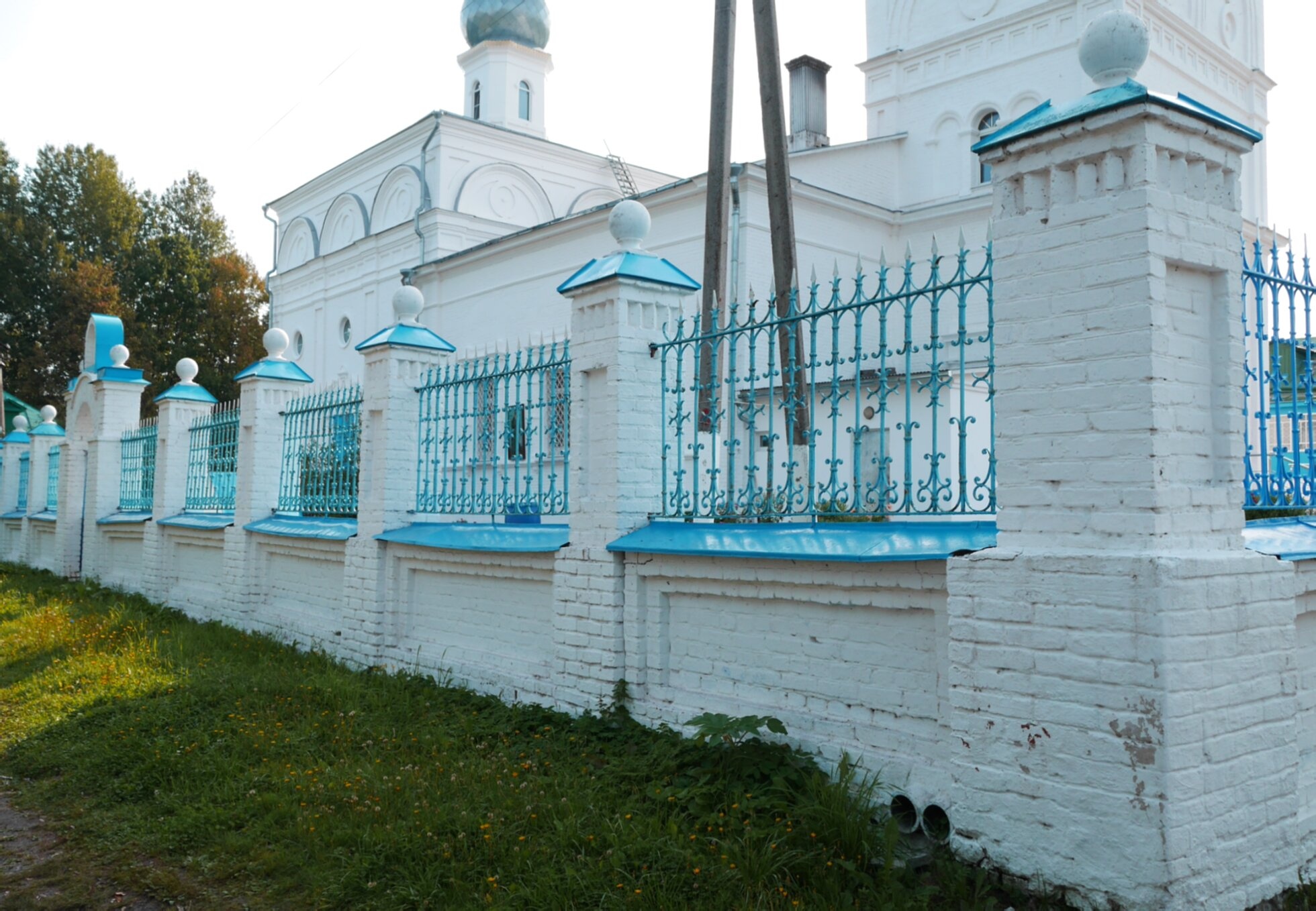 Ограда храма Покрова Пресвятой Богородицы в селе Воскресенки