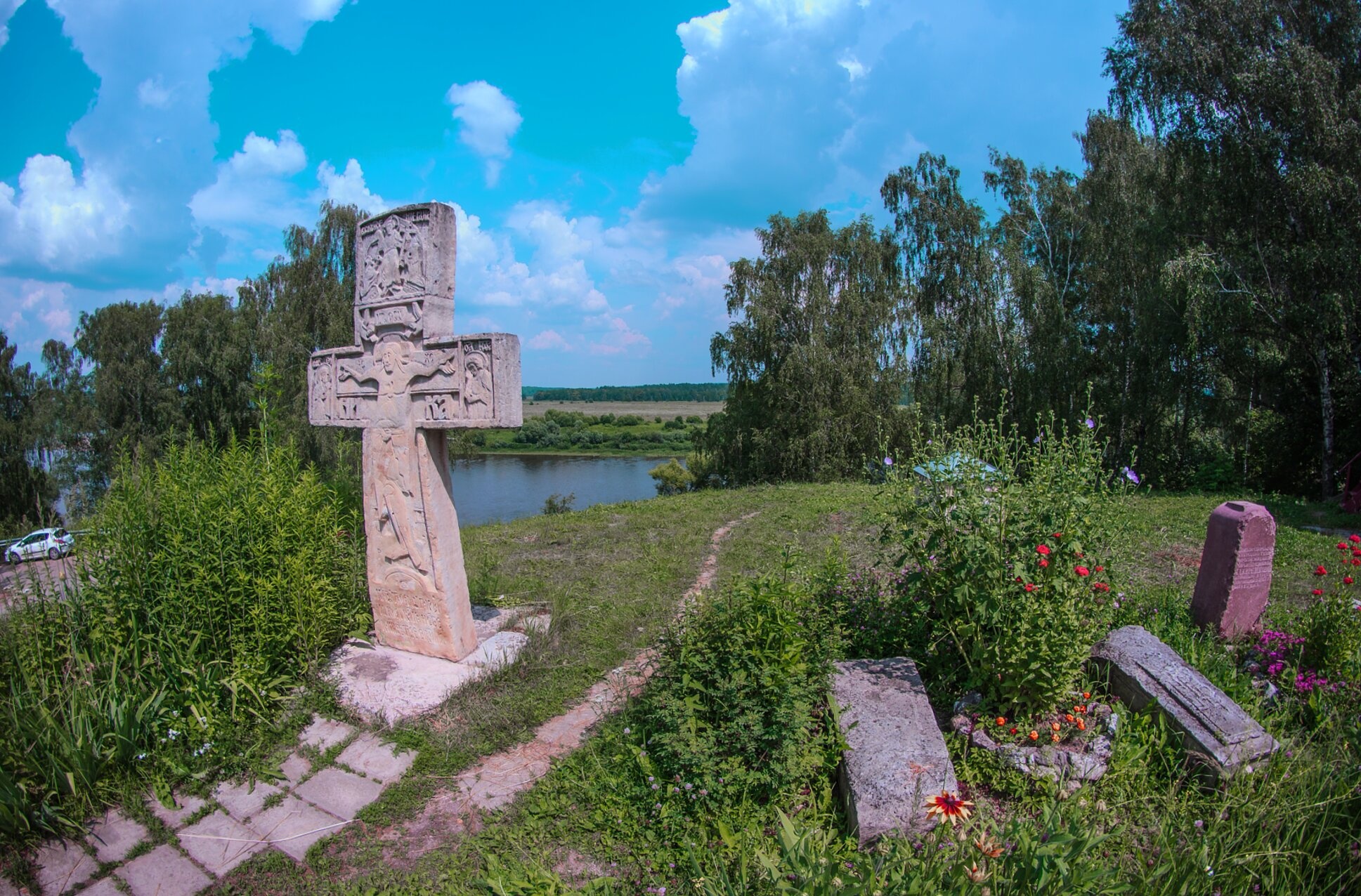 Поклонный крест у Храма Воскресения Христова в Тарусе