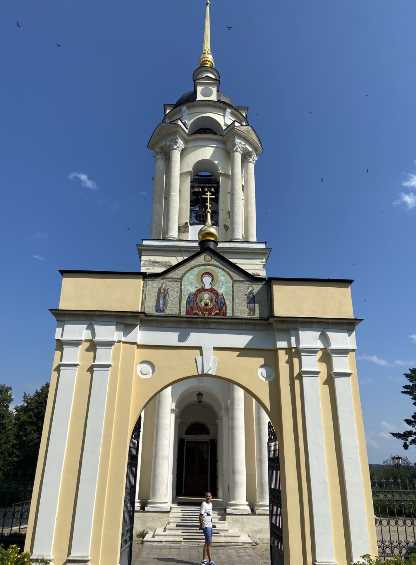 Колокольня Знаменской церкви в селе Комлево