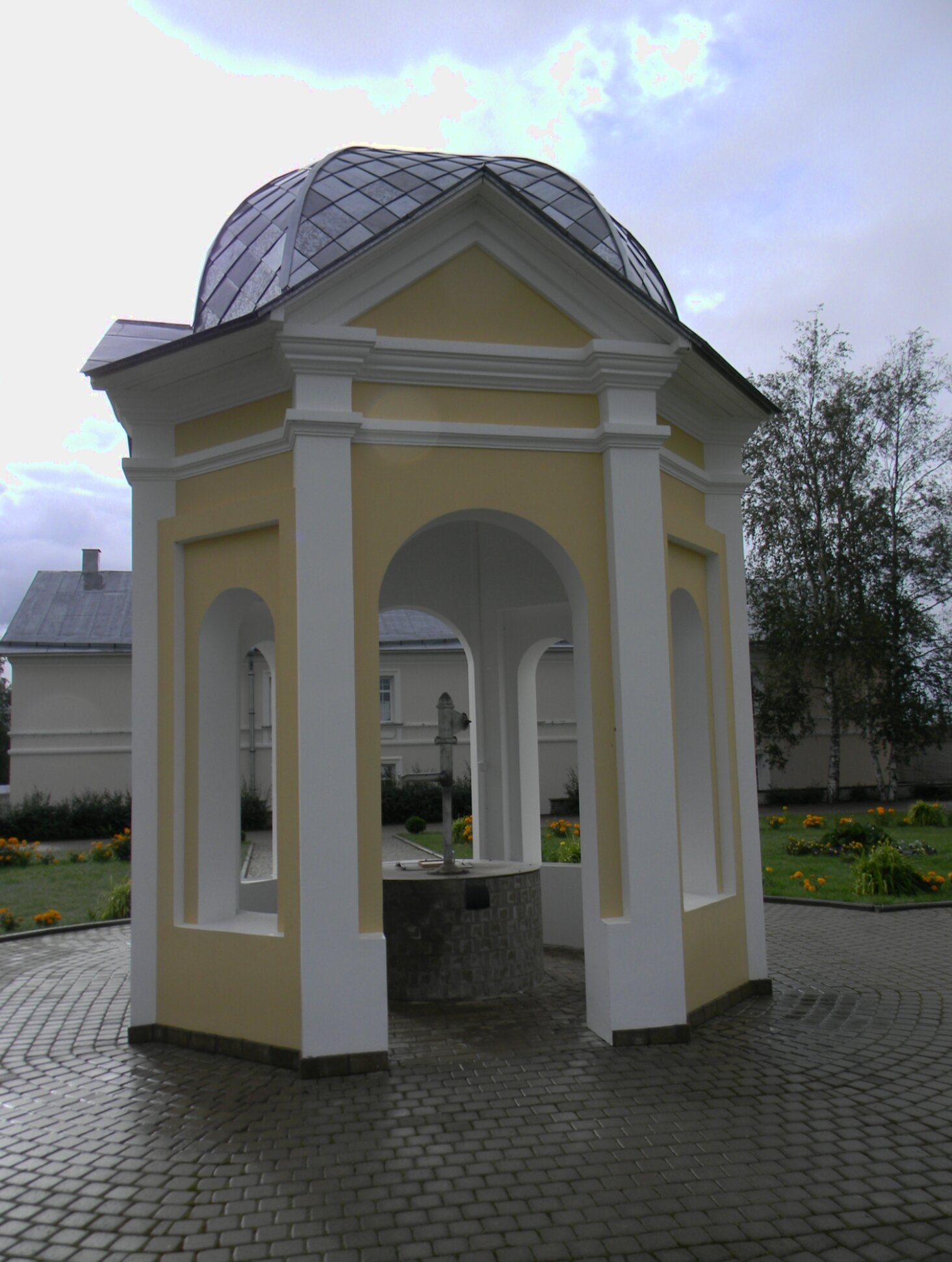 Часовня над святым источником в Введено-Оятском монастыре