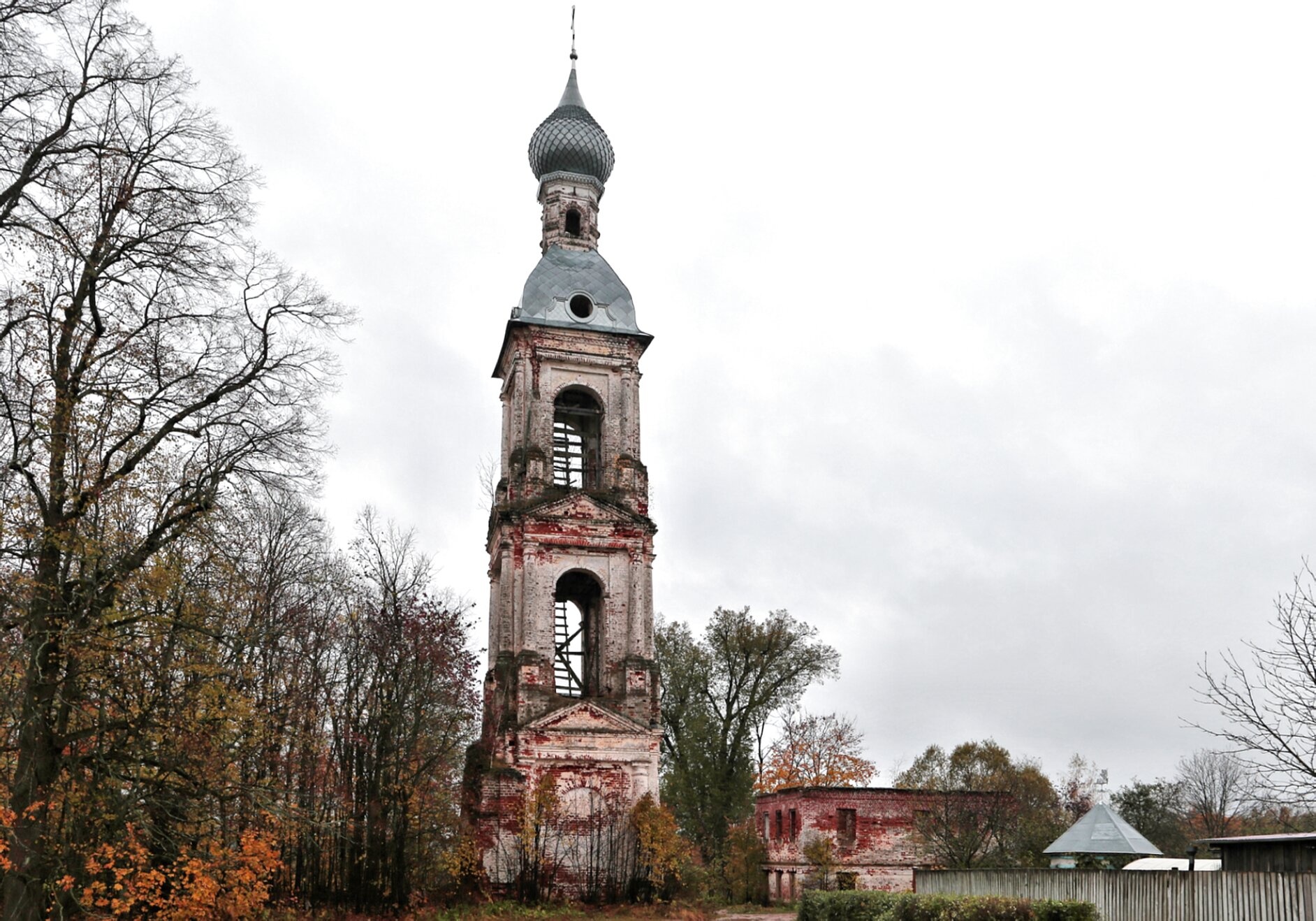 Колокольня церкви Иоанна Богослова в селе Введенье