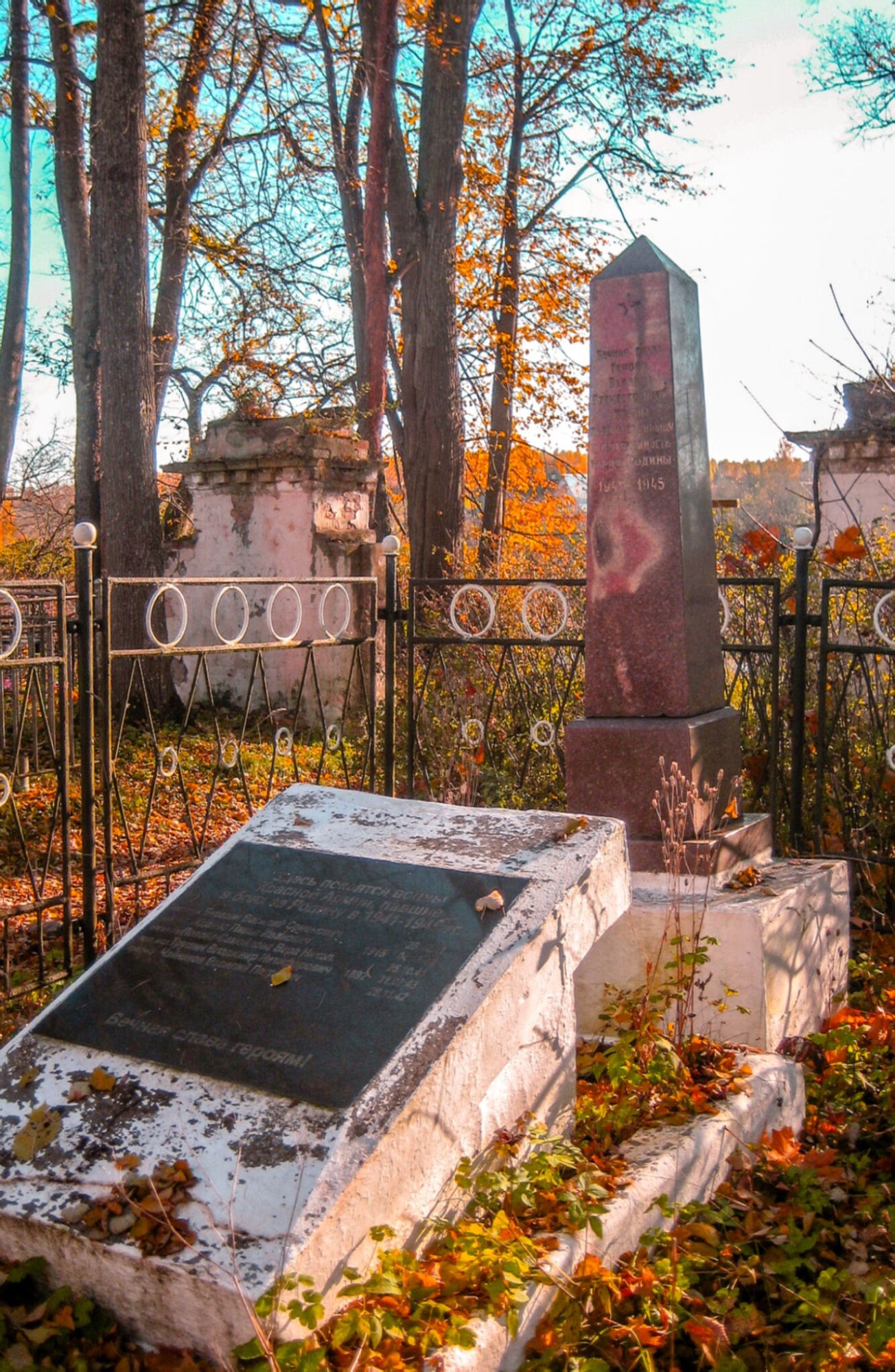 Братская могила советских воинов у часовни Серафима Саровского в Крупшево