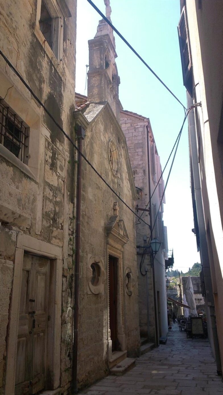 Храм Успения Пресвятой Богородицы в Корчуле: вид с улицы