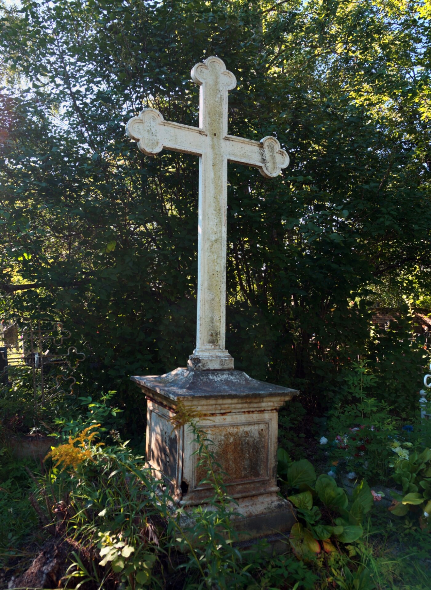 Старинный каменный крест на кладбище Петропавловской церкви в Новой Ладоге
