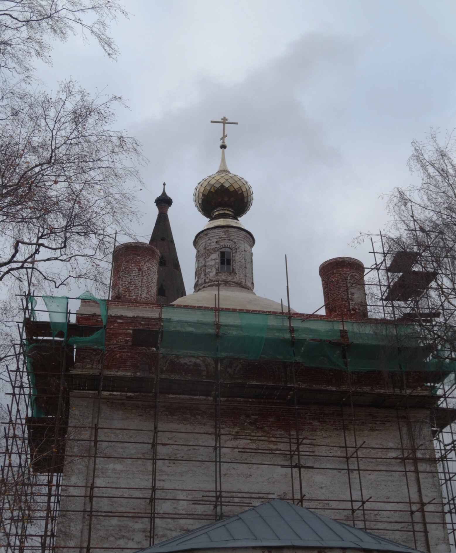 Храм Иоанна Предтечи в селе Шухомош во время реставрации