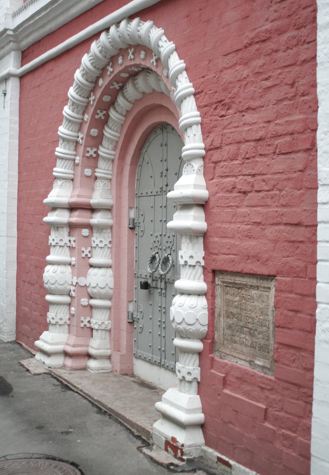 Входной портал церкви Космы и Дамиана в Старых Панех