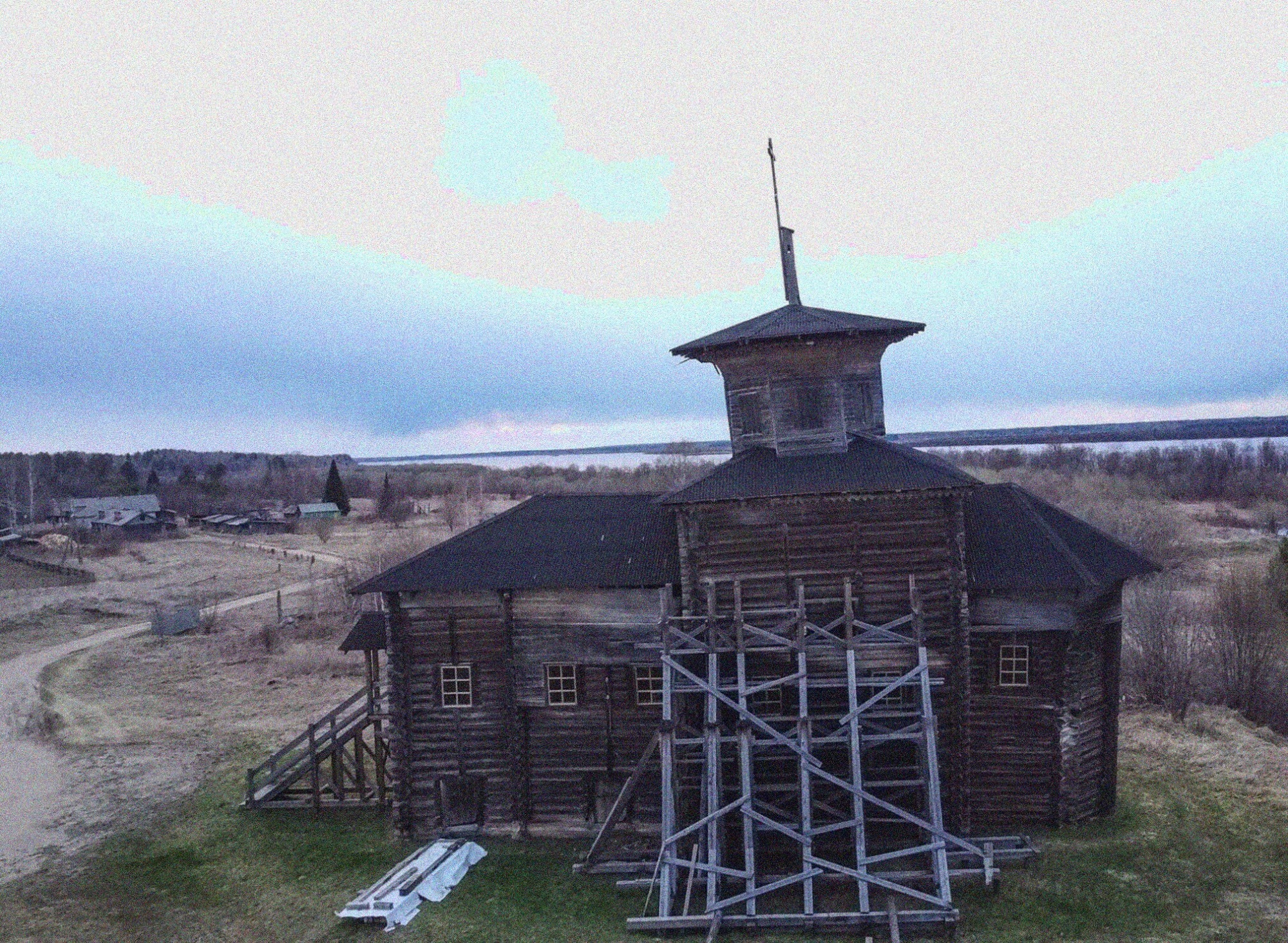 Покровская церковь в селе Усть-Ваеньга - памятник деревянного зодчества