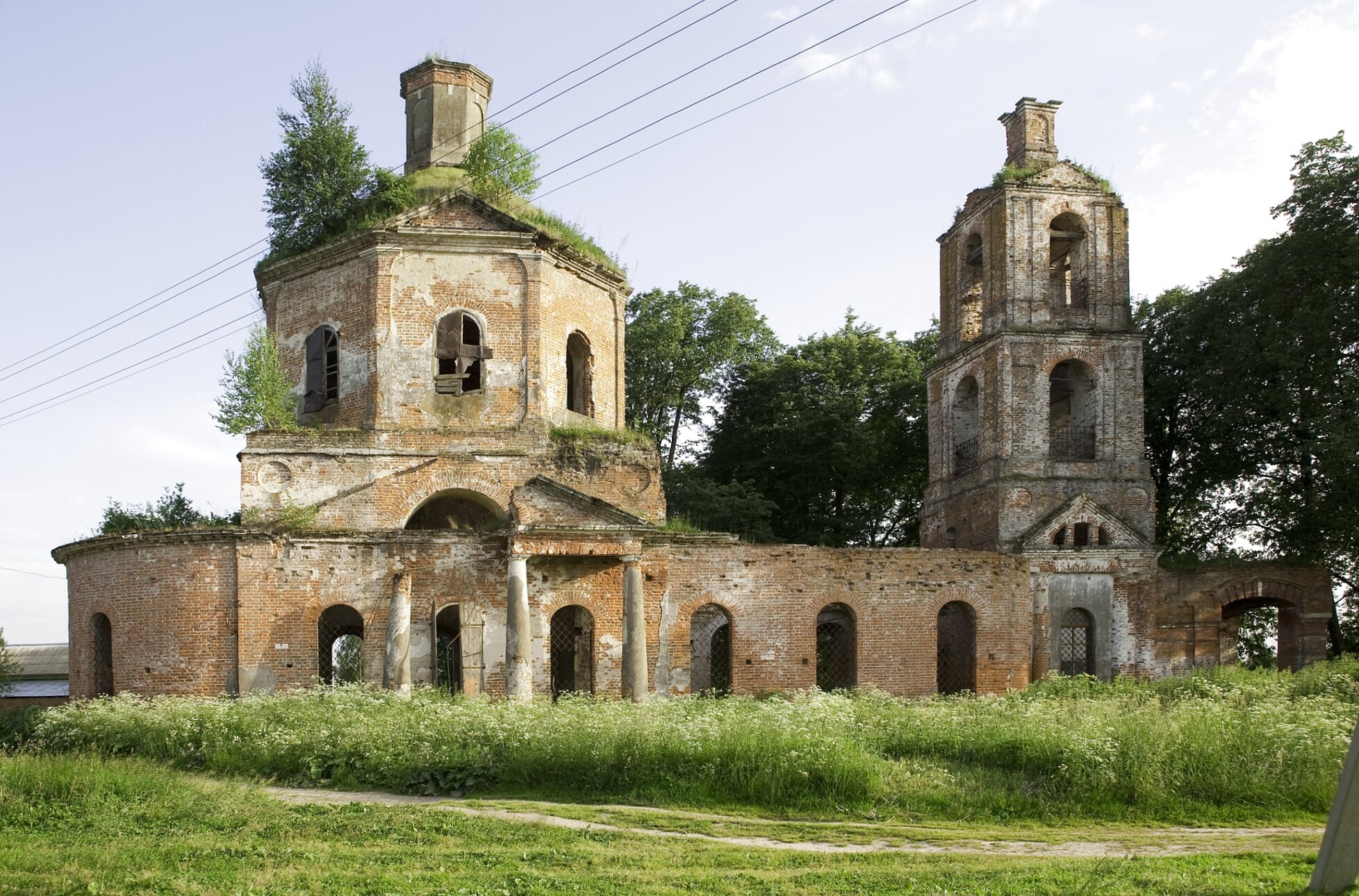 Заброшенная Скорбященская церковь в селе Ассаурово