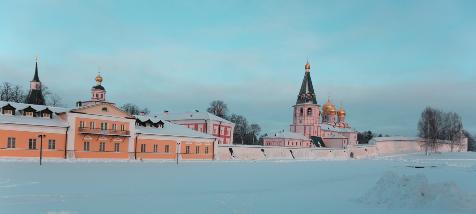 Валдайский Иверский Богородицкий монастырь в зимнем убранстве