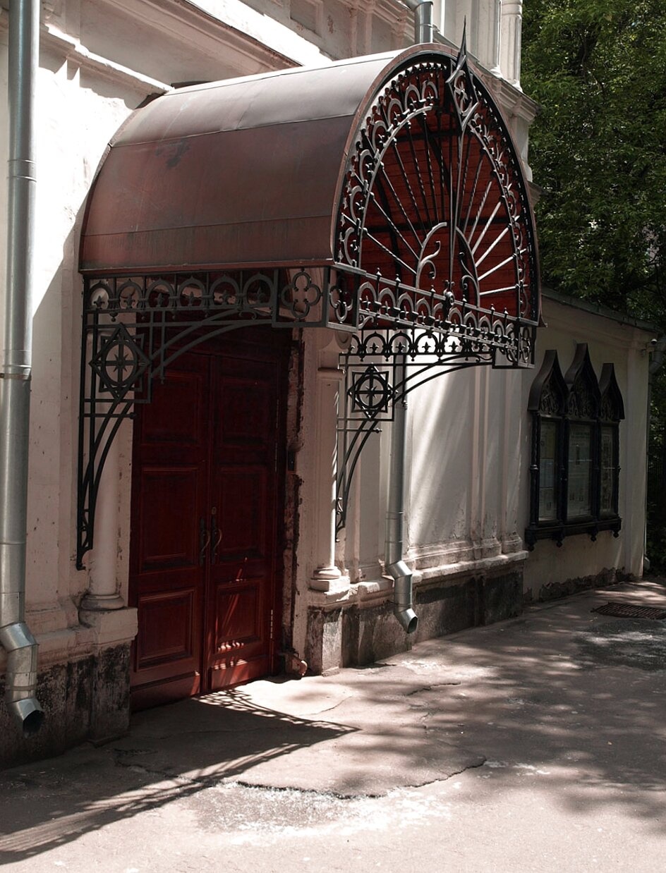 Храм Алексия человека Божия в Красном селе: входная группа