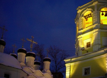 Храм Успения Пресвятой Богородицы в Путинках зимним вечером