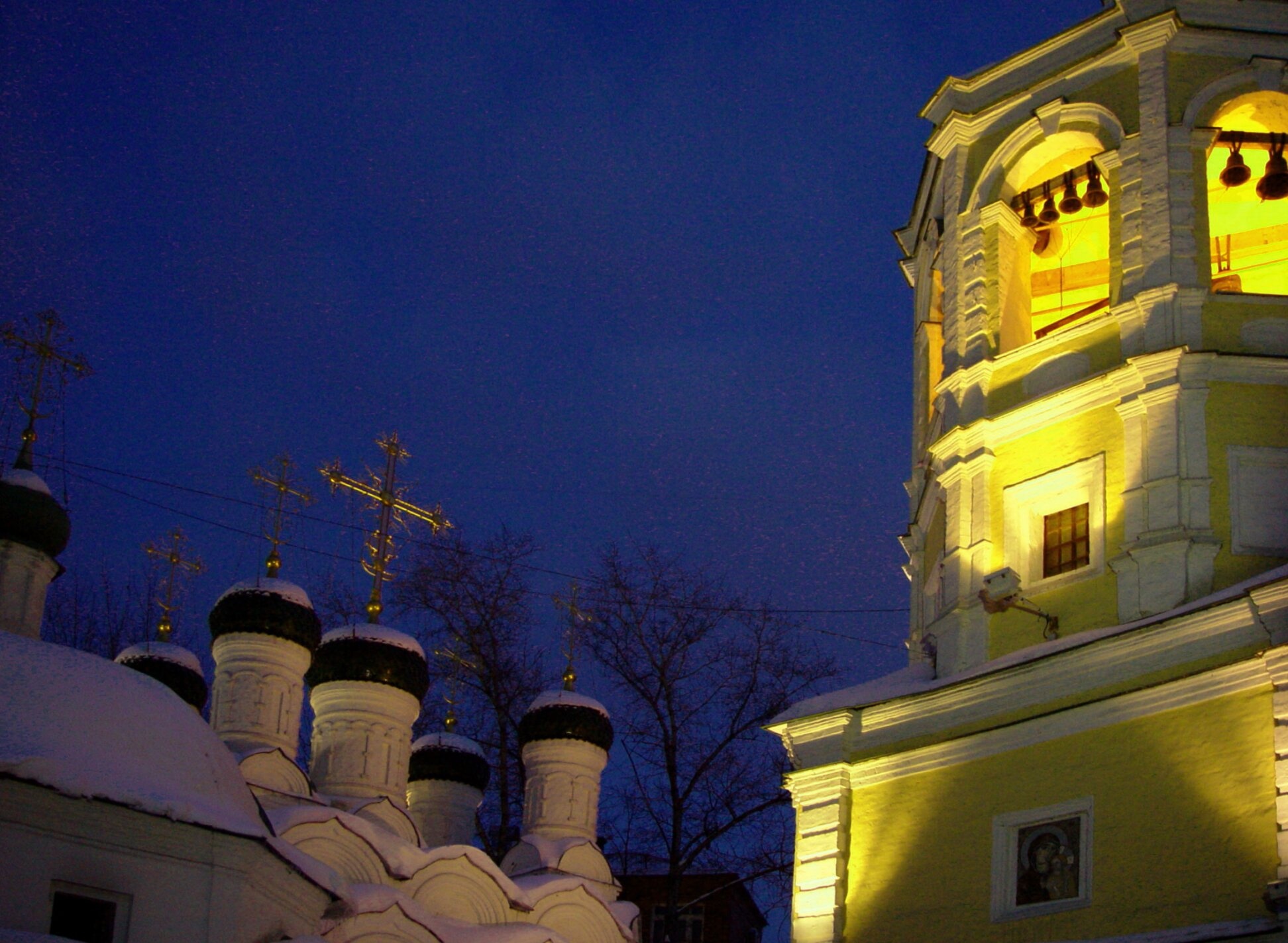 Храм Успения Пресвятой Богородицы в Путинках зимним вечером