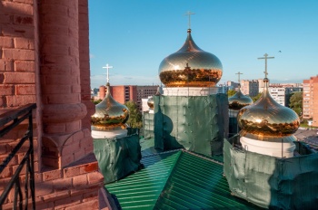 Золотые купола Троицкой церкви в Раменском