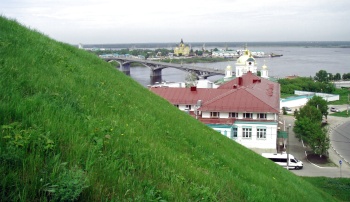 Вид на Канавинский мост и храм Алексия Московского в Нижнем Новгороде