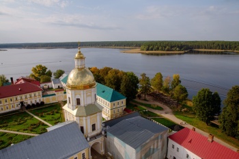 Надвратная церковь святых апостолов Петра и Павла в Нило-Столобенской пустыни