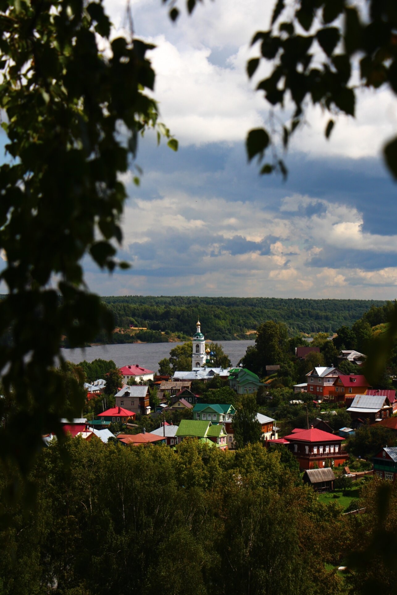 Варваринская церковь в Плёсе на берегу Волги