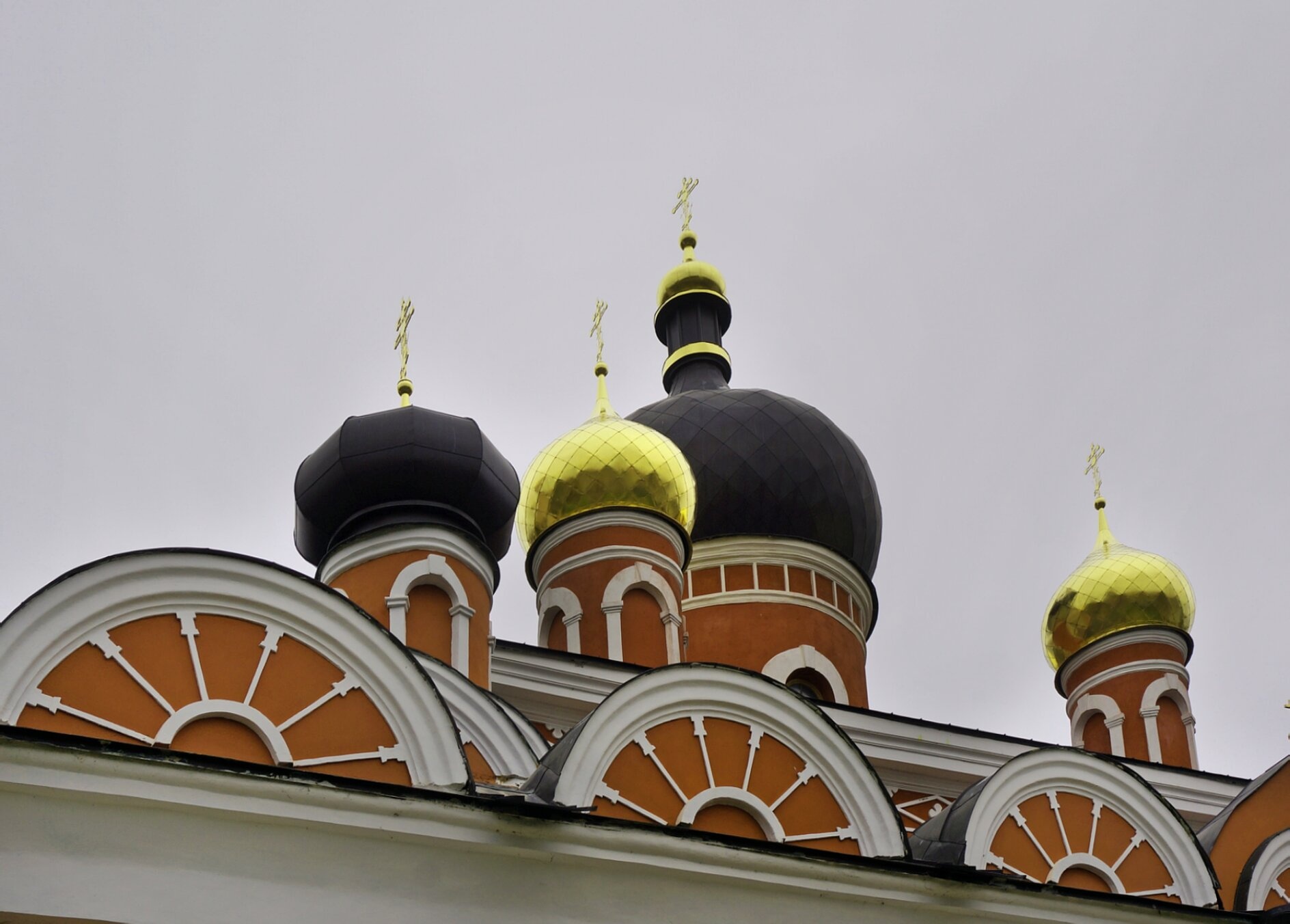 Купола Воскресенского собора в Старой Руссе