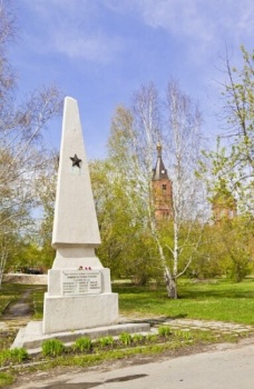 Обелиск памяти павших комиссаров и Александро-Невский собор в Кургане