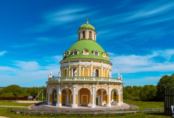 Статуя апостола на балюстраде Церкви Рождества Богородицы в Подмоклово