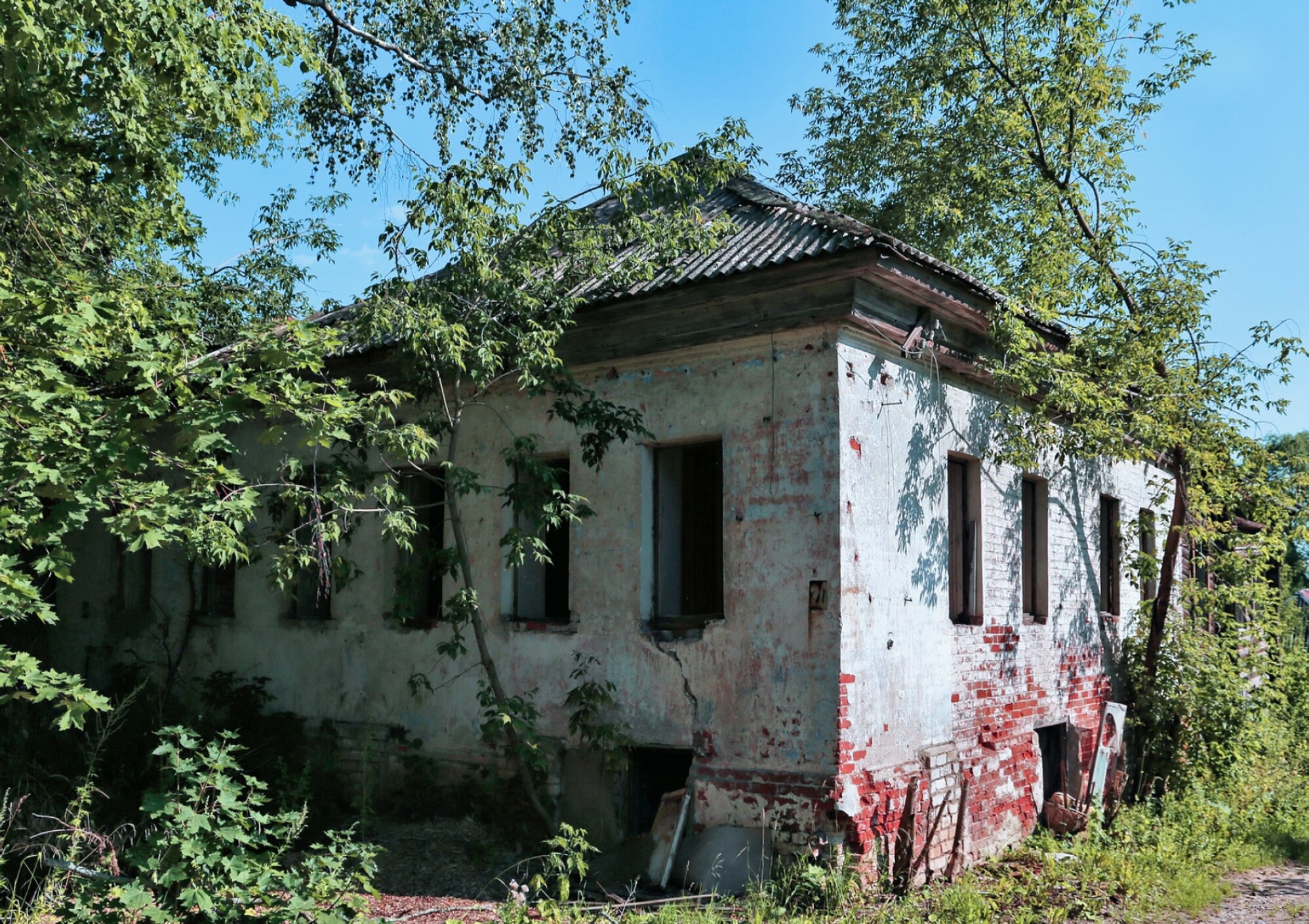 Заброшенный приходской дом Церкви Димитрия Солунского в Хлебницах