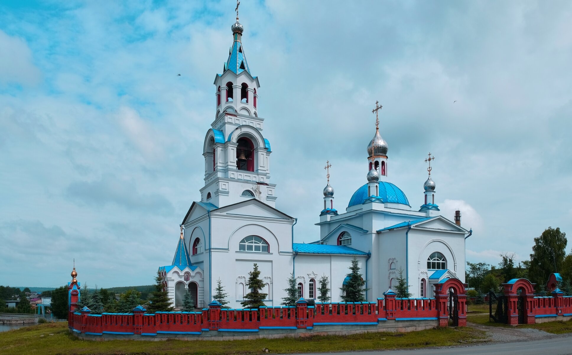 Храм Успения Пресвятой Богородицы в поселке Новоуткинск