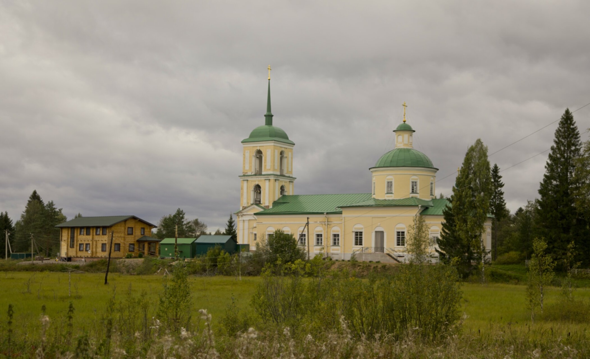 Свято-Троицкий Никандров монастырь на фотографии