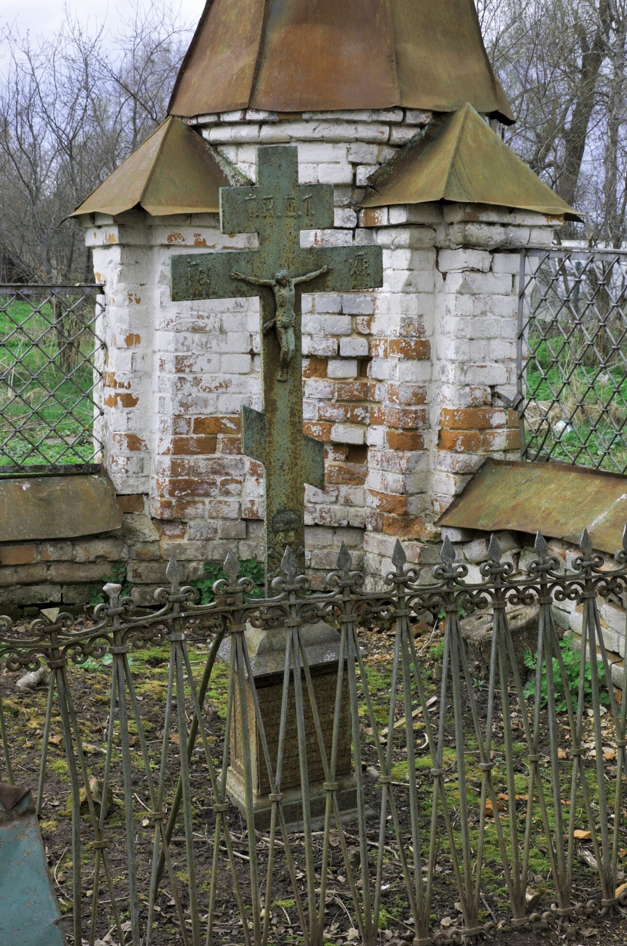 Надгробный крест с распятием у Церкви Смоленской Богоматери в селе Гзино