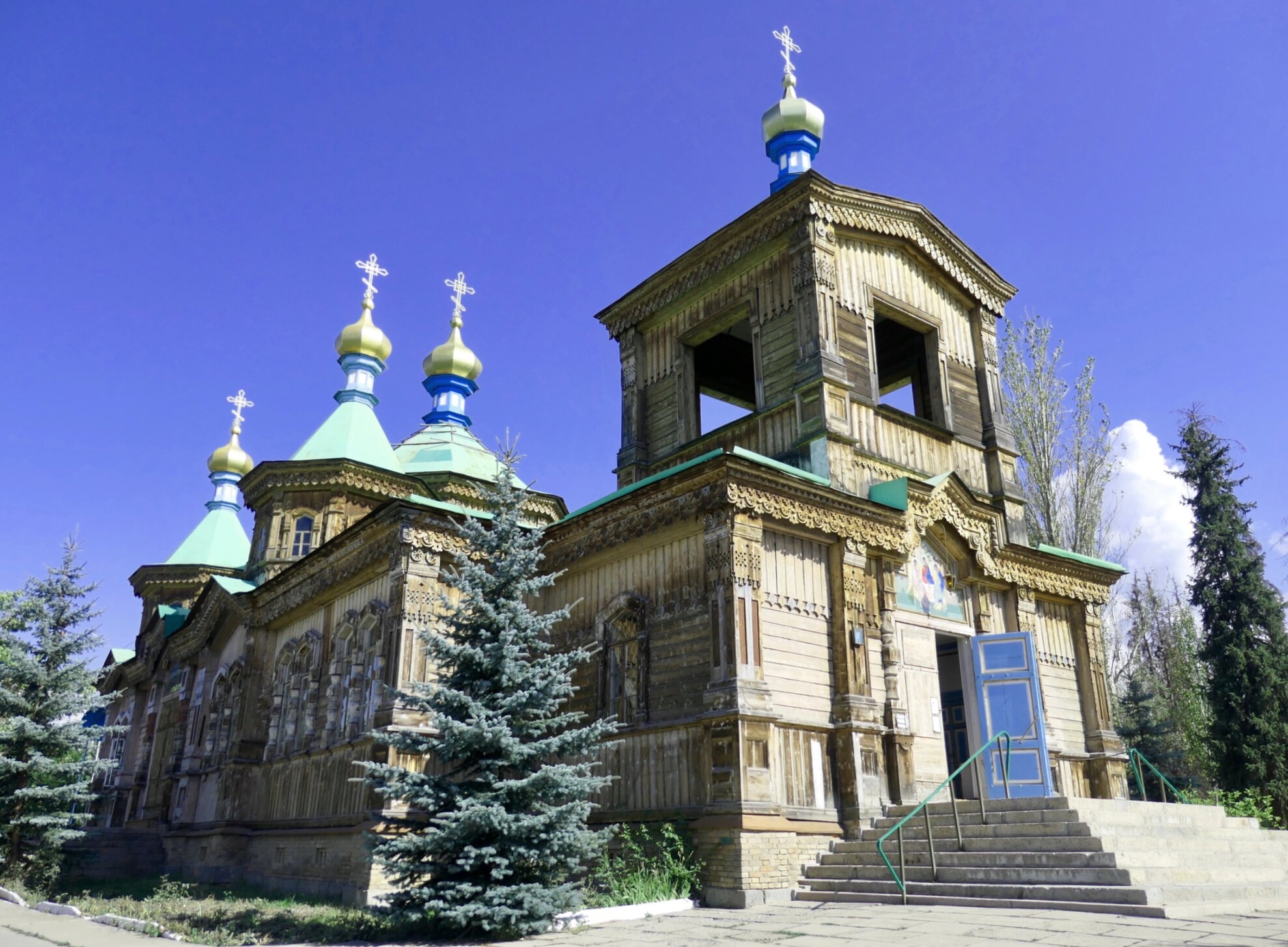 Свято-Троицкая церковь в Караколе: история в дереве и камне