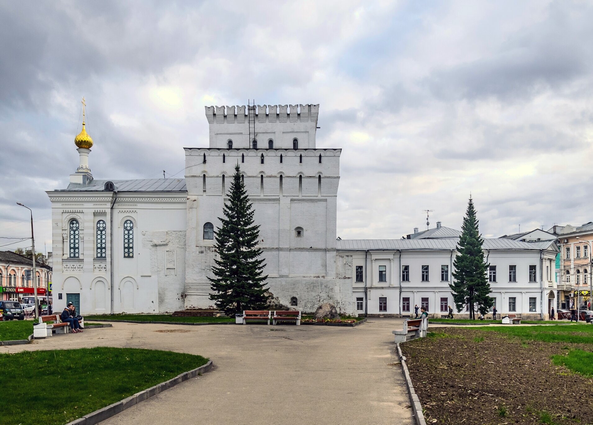Знаменская башня и церковь в Ярославле