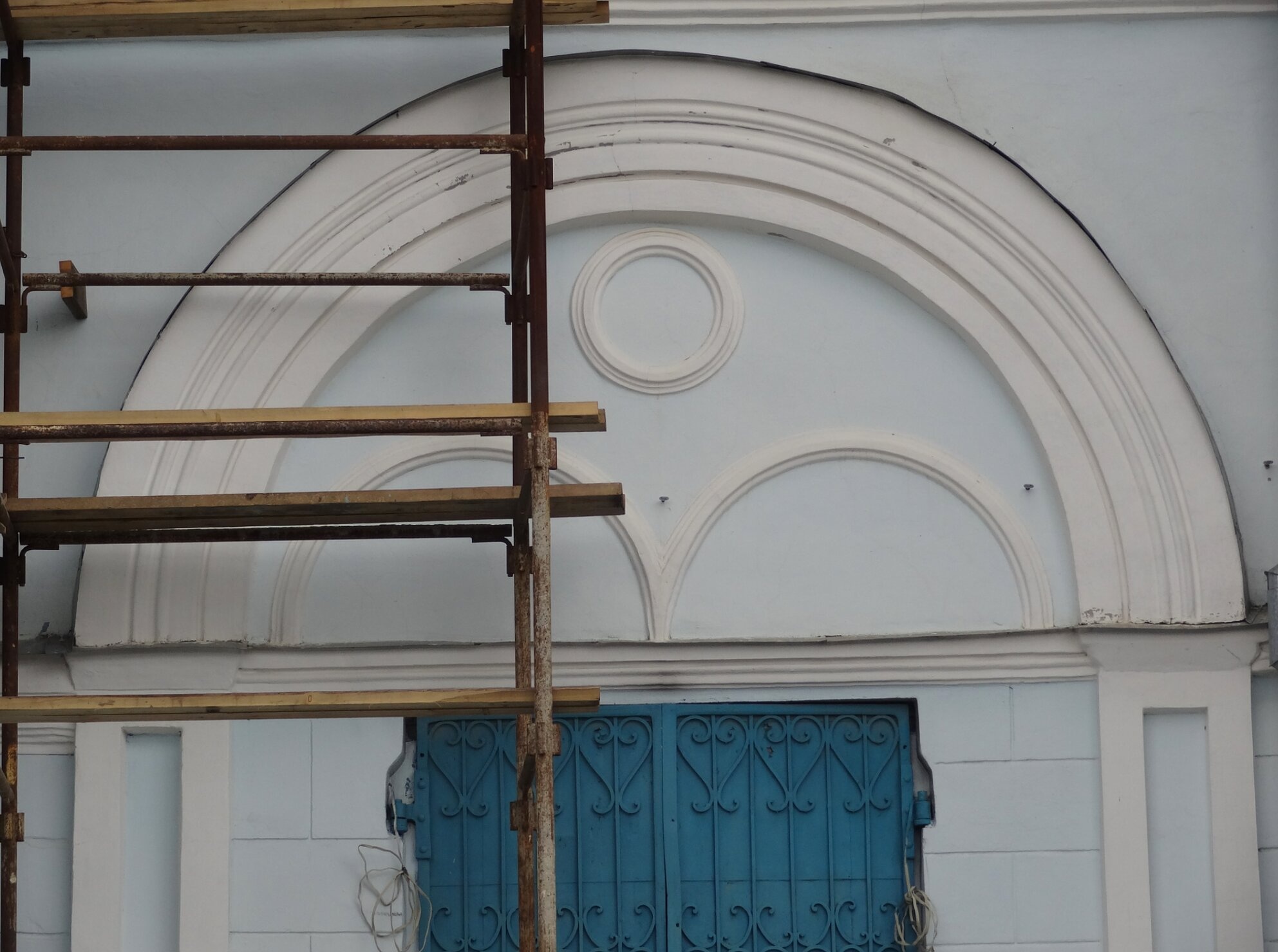 Фрагмент фасада Храма Покрова Пресвятой Богородицы в Каменске-Уральском