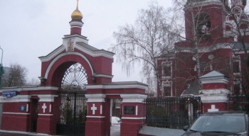 Вход в Храм Тихвинской иконы Божией Матери в Москве