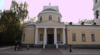 Вход на территорию храма преподобных Зосимы и Савватия в Гольянове