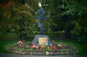 Памятный крест митрополиту Питириму в Иосифо-Волоцком монастыре