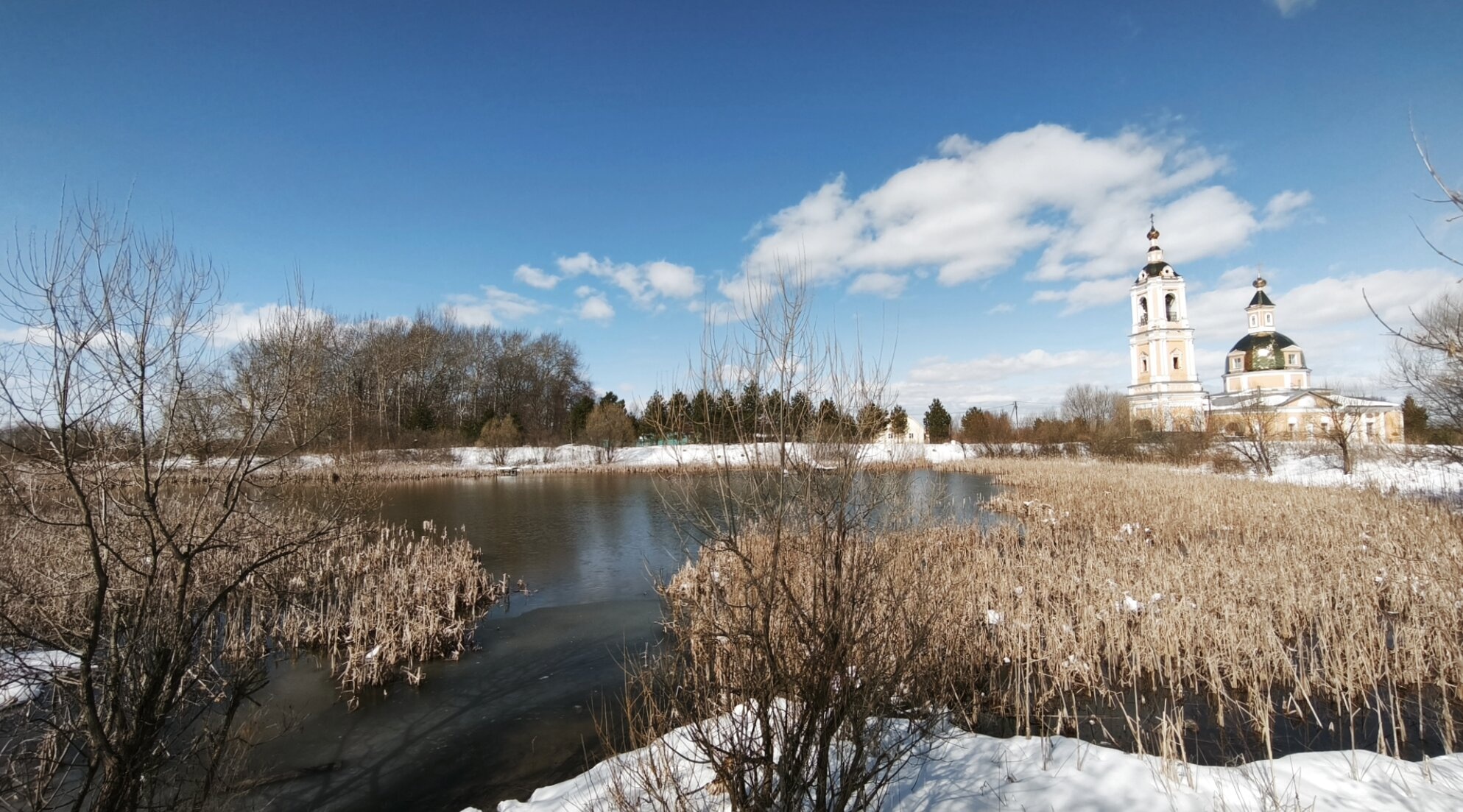 Богородицерождественский храм в селе Махра зимой
