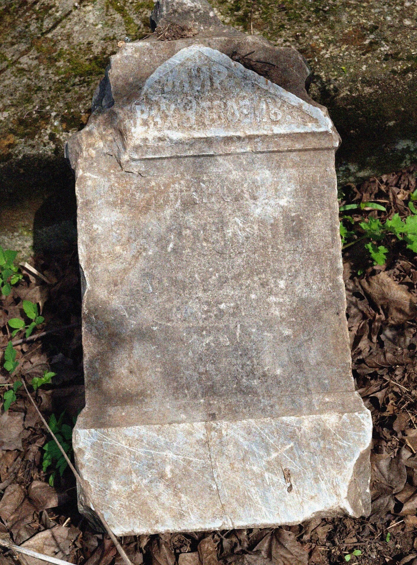 Старинный каменный обелиск на православном кладбище Церкви Знамения Пресвятой Богородицы в Аннино