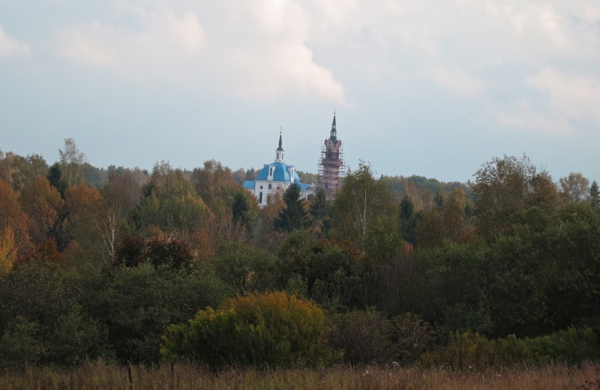 Церковь Архангела Михаила в Поджигородово осенью