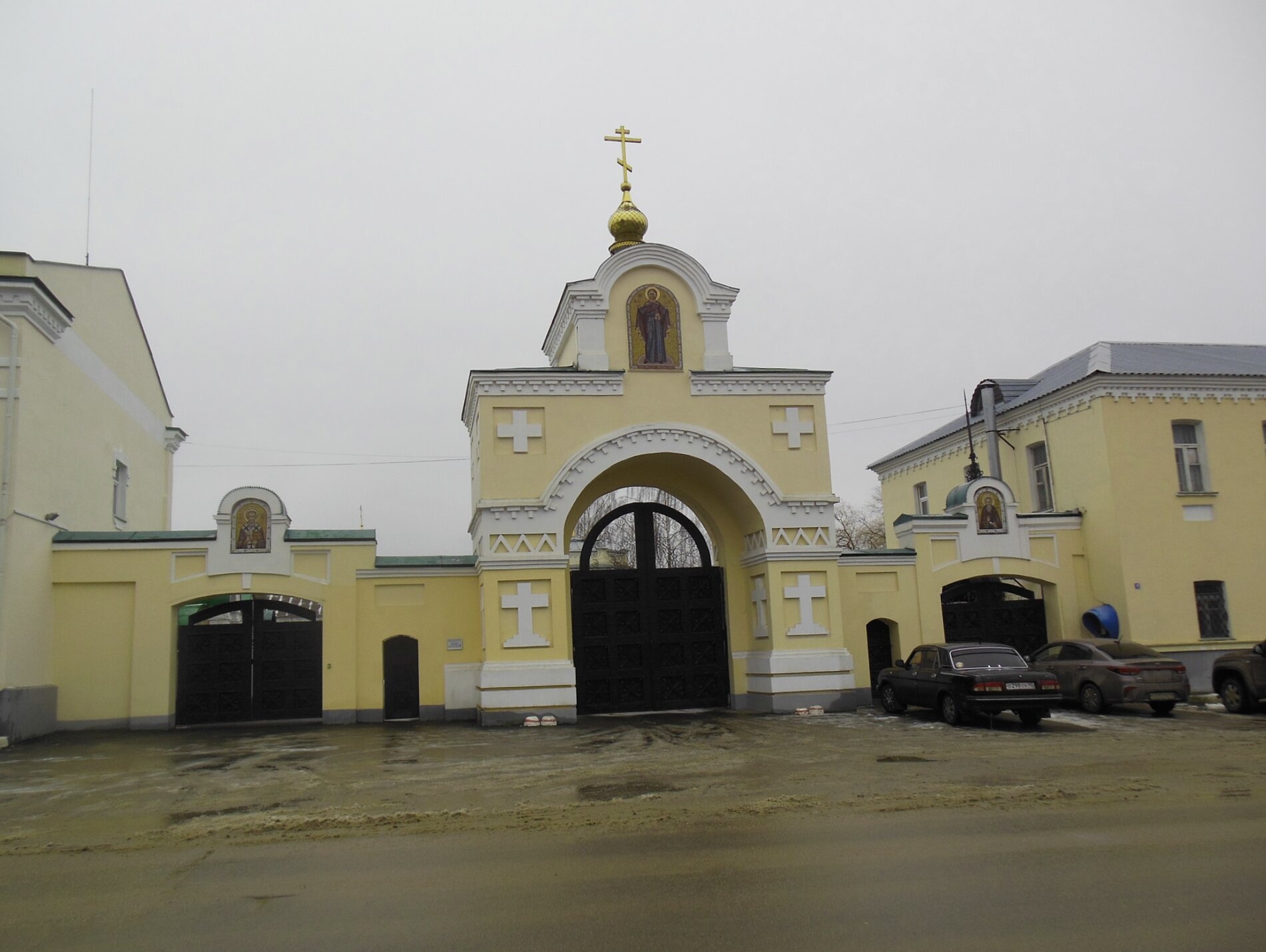 Вход в Свято-Успенскую Тихонову пустынь с Христорождественской церковью