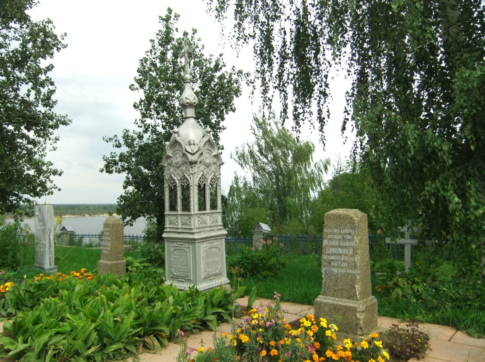 Часовня и некрополь Казанской церкви в селе Великий Враг