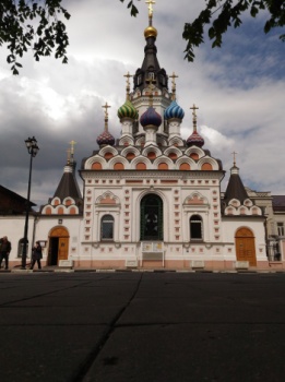 Памятник Н.Г. Чернышевскому и Храм «Утоли моя печали» в Саратове