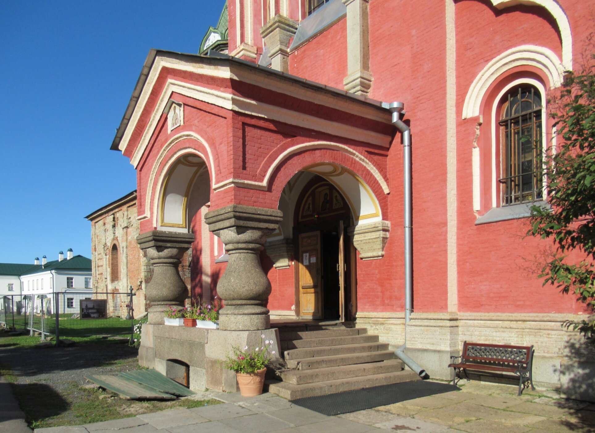 Вход в Церковь Иоанна Златоуста в Старой Ладоге