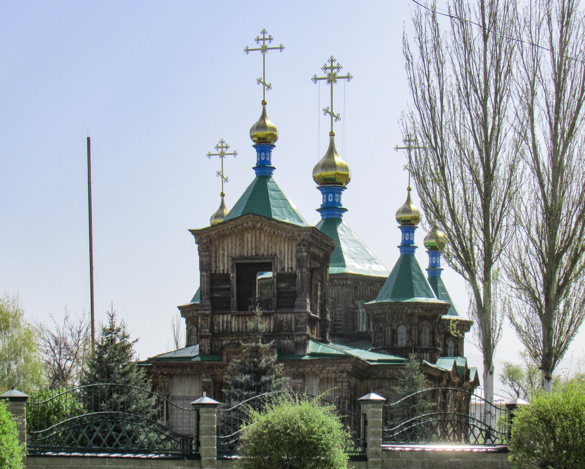 Свято-Троицкая церковь в Караколе — православная святыня у подножия Тянь-Шаня