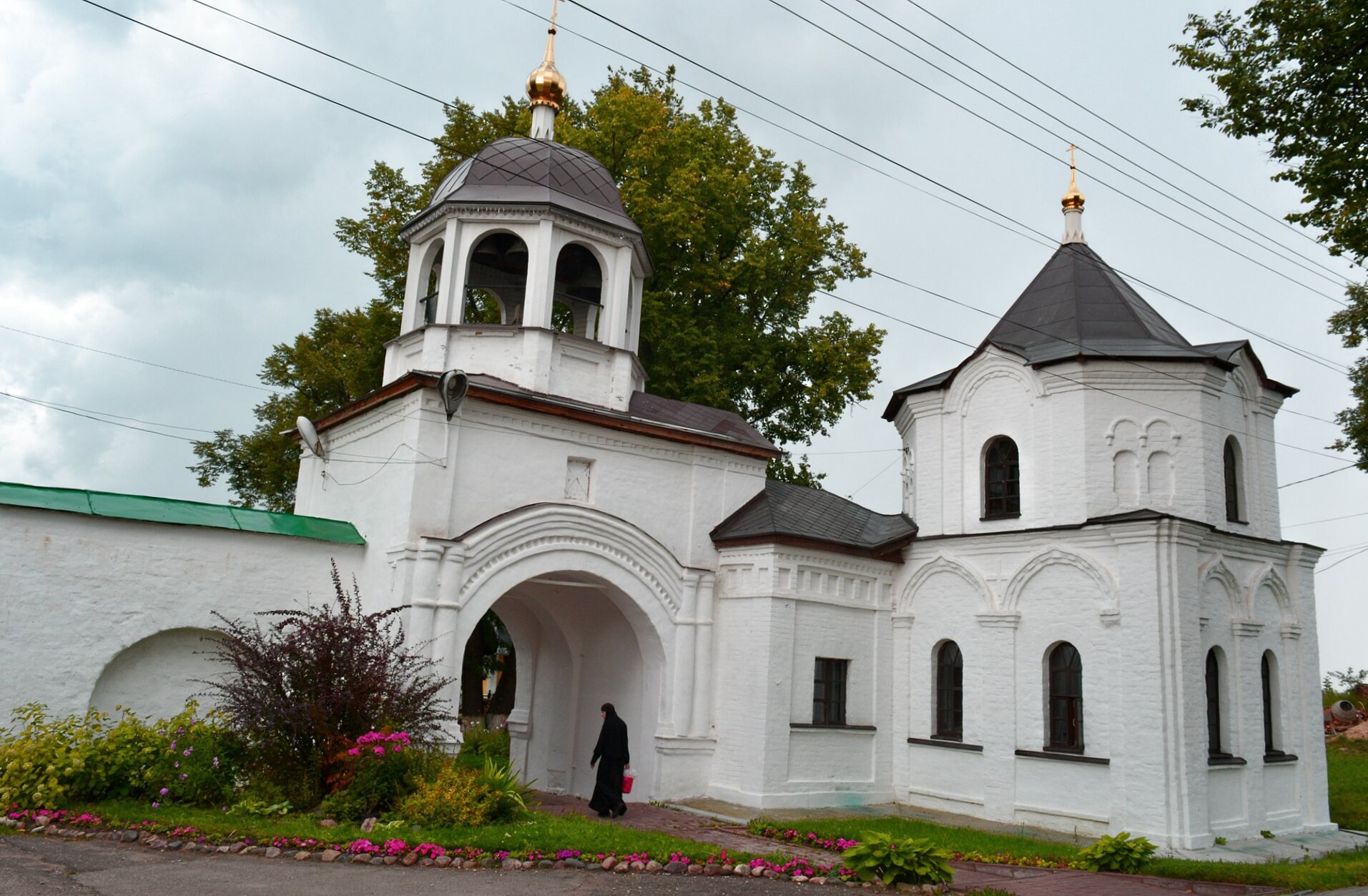 Святые ворота и часовня-колодец Феодоровского монастыря