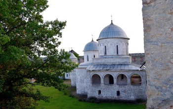 Храмовый комплекс Ивангородской крепости: Успенская и Никольская церкви