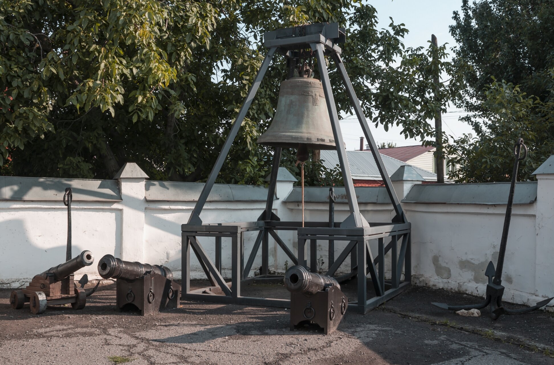 Колокол, пушки и якорь в дворе Никольского храма в Таганроге